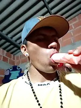 Snapshot of restrepo99 chatting on December 24, 5:49 am restrepo99 online show from December 24, 5:49 am