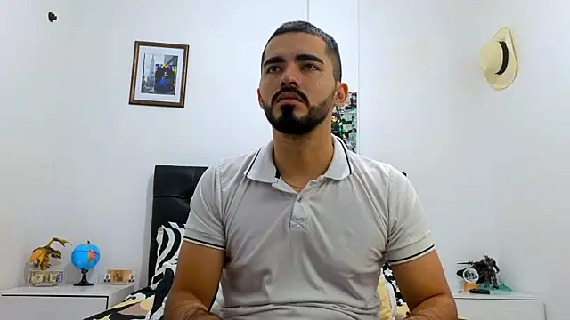 Snapshot of Massimoo_07 chatting on August 1, 6:18 pm Massimoo 07 online show from August 1, 6:18 pm