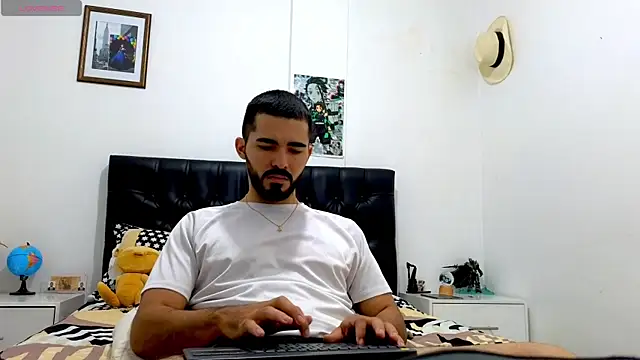 Snapshot of Massimoo_07 chatting on August 8, 5:59 pm Massimoo 07 online show from August 8, 5:59 pm