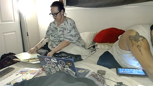 Snapshot of cloudy_couple444 chatting on November 30, 8:51 am cloudy couple444 online show from November 30, 8:51 am