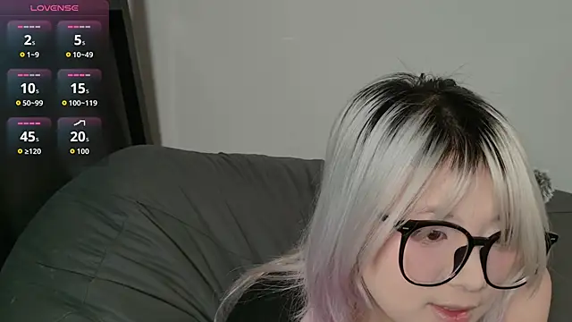 Yu UwU  online show from February 15, 2:14 pm