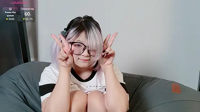 Yu UwU  online show from April 4, 2:36 pm