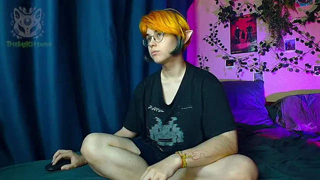 Snapshot of TrickyKitsune chatting on July 4, 4:02 pm TrickyKitsune online show from July 4, 4:02 pm
