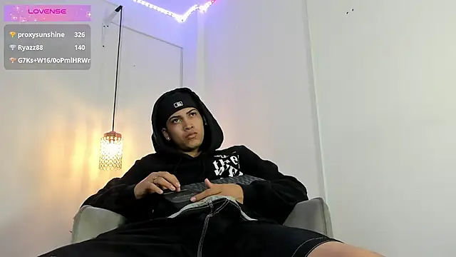 Snapshot of Br4ndxpimm chatting on October 14, 3:35 pm Br4ndxpimm online show from October 14, 3:35 pm
