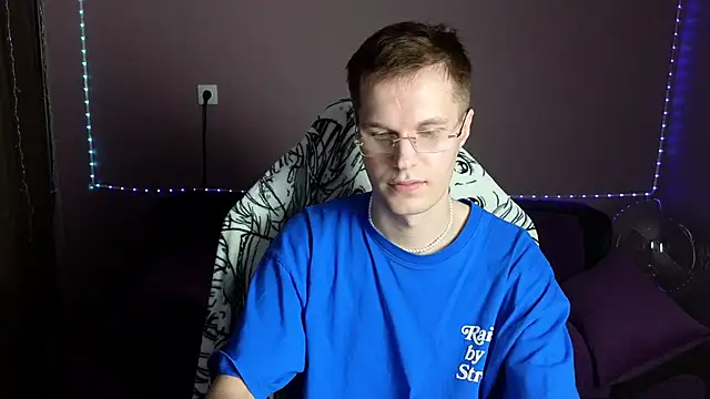 Snapshot of Leonnextdoor chatting on December 29, 7:39 am Leonnextdoor online show from December 29, 7:39 am