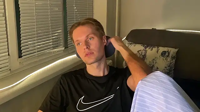 Snapshot of Leonnextdoor chatting on January 15, 6:55 pm Leonnextdoor online show from January 15, 6:55 pm