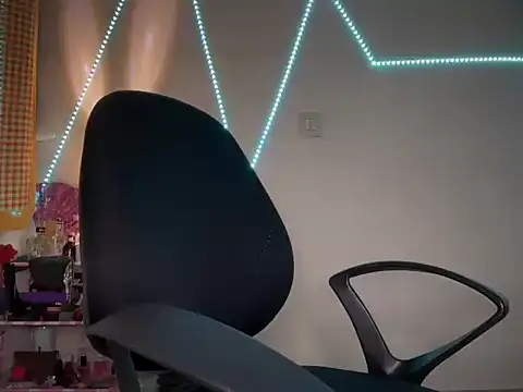 Snapshot of roseofvenom chatting on March 8, 8:57 pm roseofvenom online show from March 8, 8:57 pm