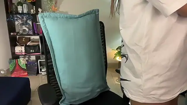 Snapshot of roseofvenom chatting on February 4, 5:41 pm roseofvenom online show from February 4, 5:41 pm