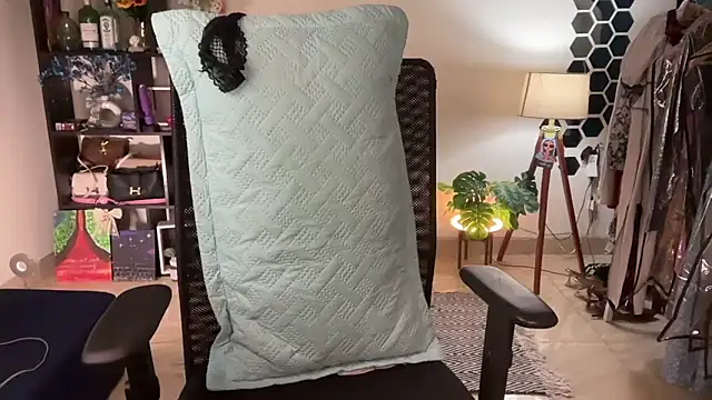 Snapshot of roseofvenom chatting on February 6, 7:39 pm roseofvenom online show from February 6, 7:39 pm