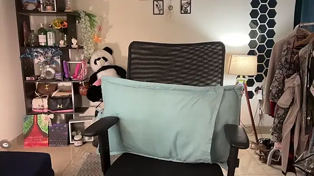 Snapshot of roseofvenom chatting on February 7, 7:39 pm roseofvenom online show from February 7, 7:39 pm