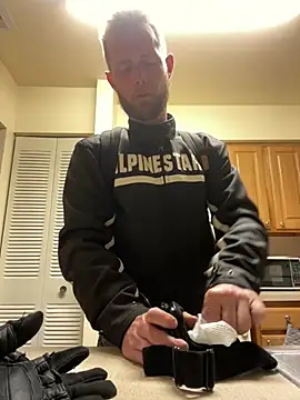 Snapshot of bjay1210 chatting on February 17, 2:31 am bjay1210 online show from February 17, 2:31 am