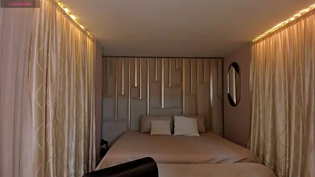 NiaSalvatore online show from October 23, 7:45 pm