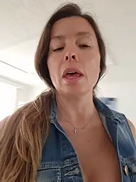 Snapshot of karina_warthon chatting on June 12, 5:34 pm karina warthon online show from June 12, 5:34 pm