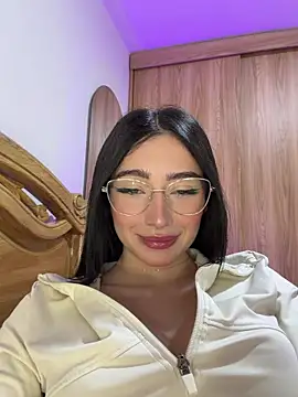 Maddy Jones online show from April 17, 3:31 am