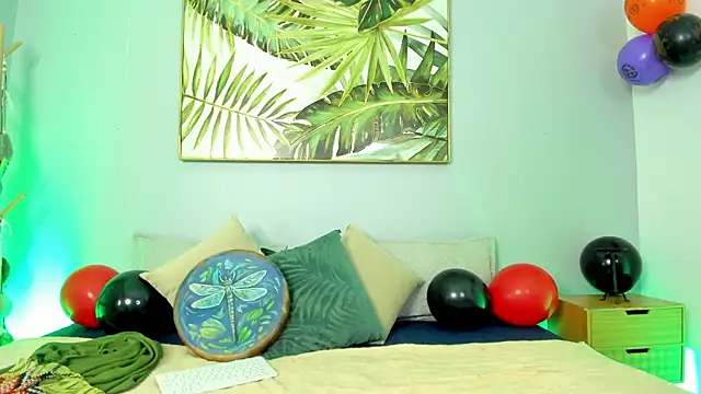 Snapshot of iriis_rosse chatting on October 31, 1:34 pm iriis rosse online show from October 31, 1:34 pm