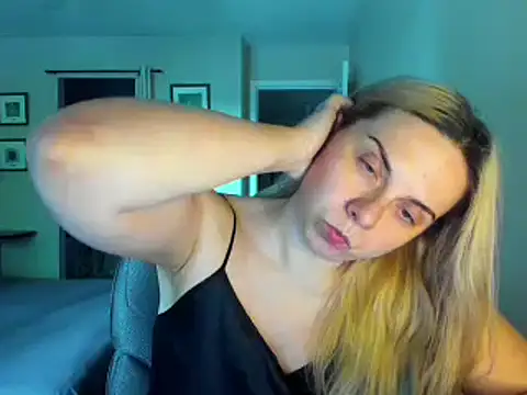 Snapshot of HappyIva chatting on September 18, 12:34 am HappyIva online show from September 18, 12:34 am