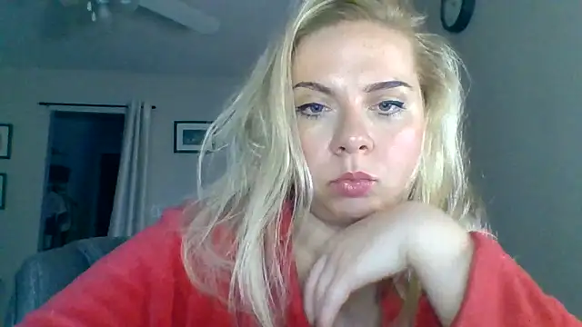 Snapshot of HappyIva chatting on October 19, 5:35 pm HappyIva online show from October 19, 5:35 pm