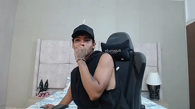 adam piarse01 online show from July 31, 1:49 am