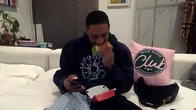 Snapshot of mileshighclub420 chatting on January 7, 1:49 am mileshighclub420 online show from January 7, 1:49 am