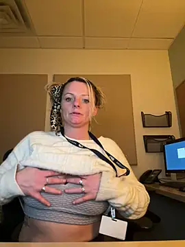 Snapshot of kittiekatieyogi chatting on February 28, 5:37 pm kittiekatieyogi online show from February 28, 5:37 pm