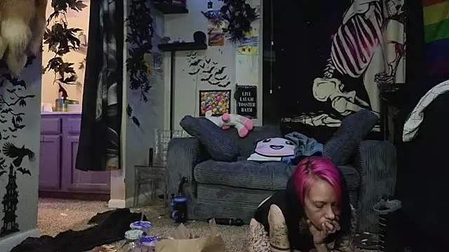 trashbrat online show from March 30, 8:15 am