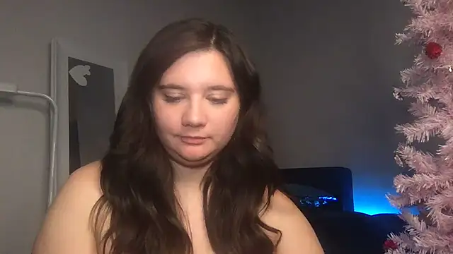 Snapshot of kylienotjenner chatting on February 9, 1:56 pm kylienotjenner online show from February 9, 1:56 pm