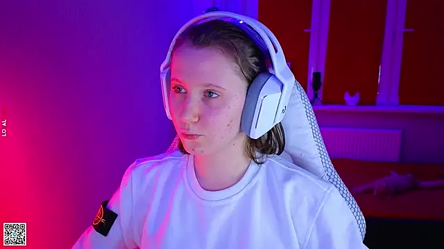 mon lola online show from November 10, 2:49 pm