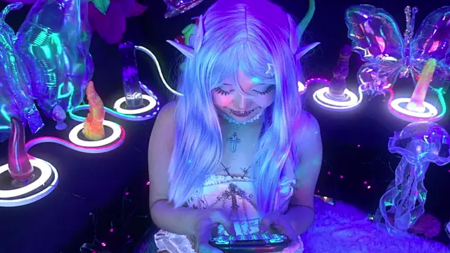 LaytonBox online show from April 8, 3:45 pm