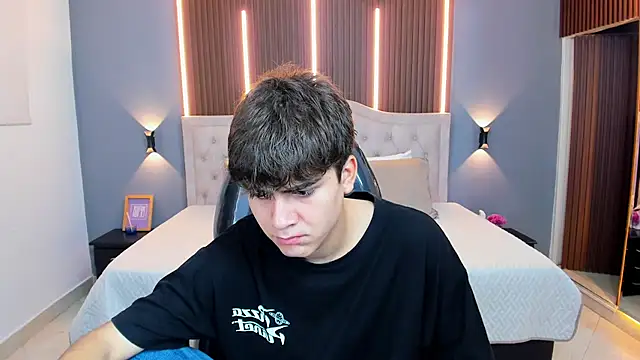 Tommy18   online show from December 4, 3:49 am