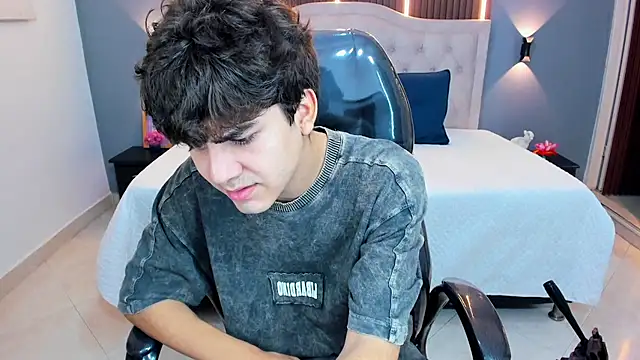 Tommy18   online show from April 10, 3:23 am