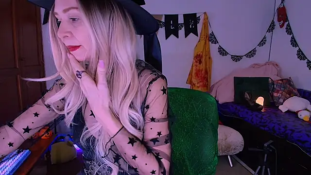 Snapshot of antonelawow chatting on October 14, 9:04 pm antonelawow online show from October 14, 9:04 pm