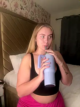 Snapshot of lucyRose_xoxox chatting on September 28, 6:13 pm lucyRose xoxox online show from September 28, 6:13 pm