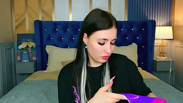 EmmaLawrens online show from April 16, 10:49 am