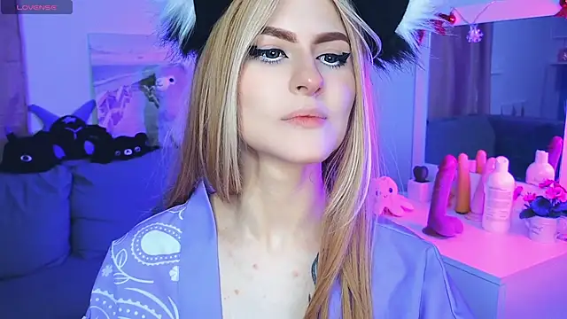 Snapshot of Emily__Mooree chatting on February 8, 7:15 am Emily  Mooree online show from February 8, 7:15 am