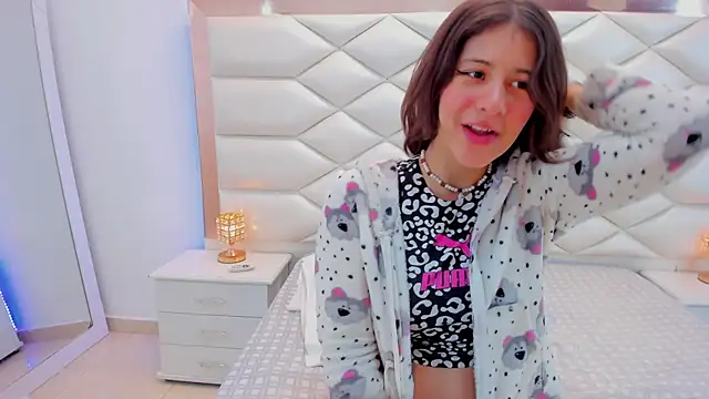 Snapshot of MiaQueen021 chatting on January 22, 12:27 pm MiaQueen021 online show from January 22, 12:27 pm