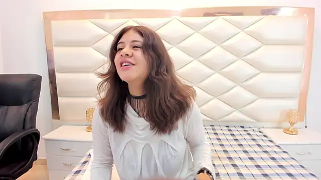 Snapshot of MiaQueen021 chatting on February 6, 12:26 pm MiaQueen021 online show from February 6, 12:26 pm