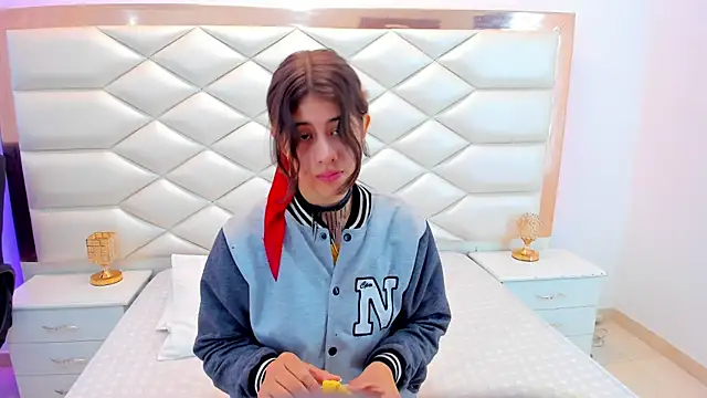 Snapshot of MiaQueen021 chatting on February 10, 12:39 pm MiaQueen021 online show from February 10, 12:39 pm