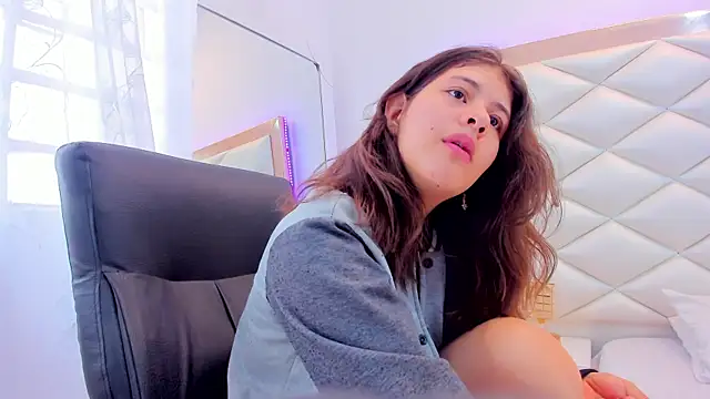 Snapshot of MiaQueen021 chatting on February 10, 3:42 pm MiaQueen021 online show from February 10, 3:42 pm