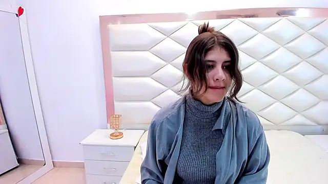 Snapshot of MiaQueen021 chatting on February 20, 12:25 pm MiaQueen021 online show from February 20, 12:25 pm