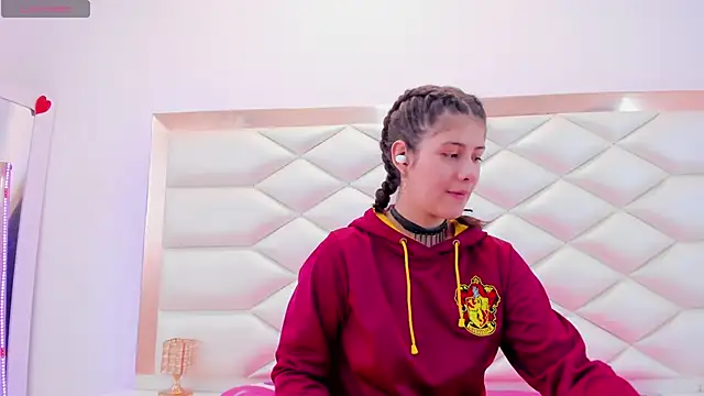 Snapshot of MiaQueen021 chatting on March 6, 6:37 pm MiaQueen021 online show from March 6, 6:37 pm