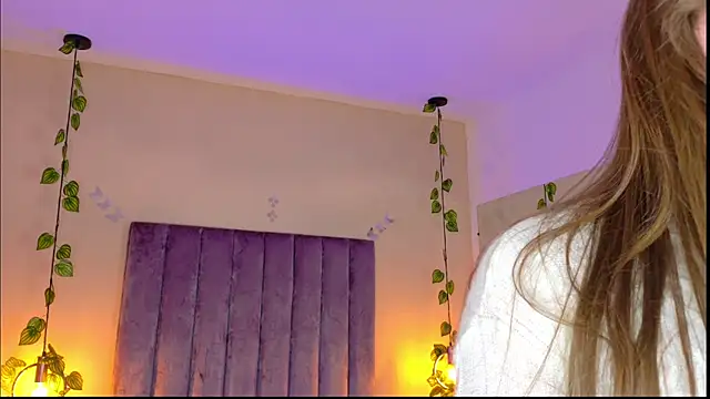 Dahlia Rousse online show from March 31, 6:14 am