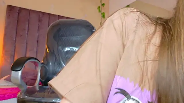 Dahlia Rousse online show from April 16, 12:11 am