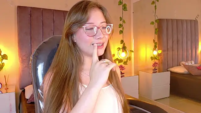 Snapshot of Dahlia_Rousse chatting on June 19, 6:29 am Dahlia Rousse online show from June 19, 6:29 am