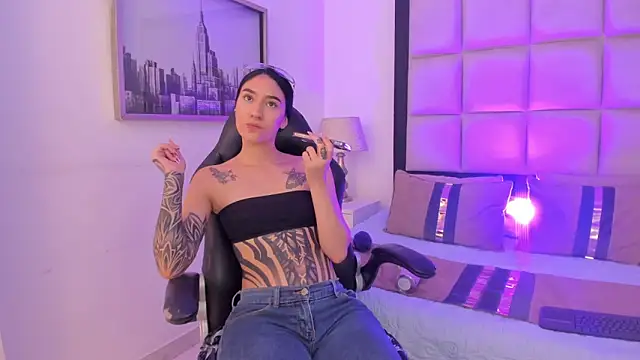 Snapshot of MeganPresleyy chatting on July 16, 12:27 am MeganPresleyy online show from July 16, 12:27 am