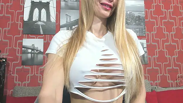 Snapshot of GoddessJulieXX chatting on February 6, 6:29 am GoddessJulieXX online show from February 6, 6:29 am