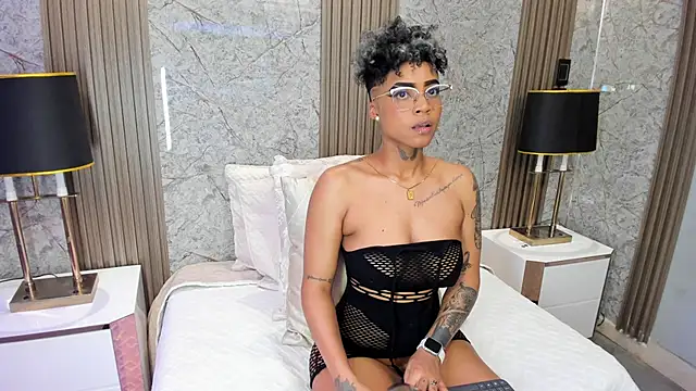 LuciaWallace online show from February 17, 11:33 pm