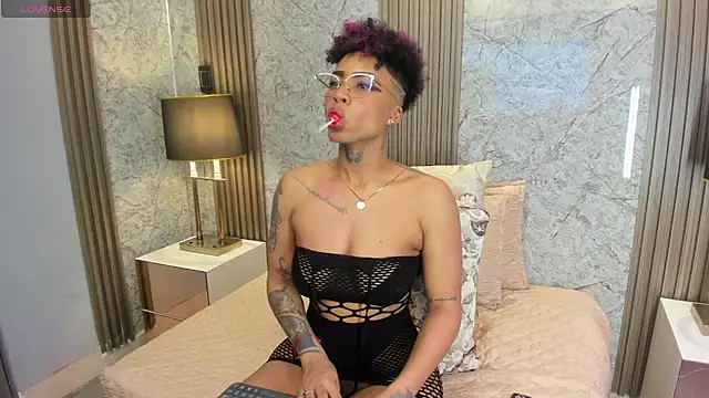 Snapshot of LuciaWallace chatting on June 27, 9:20 pm LuciaWallace online show from June 27, 9:20 pm