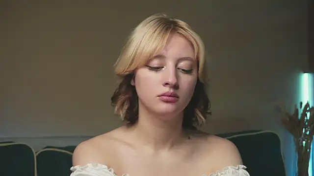 Snapshot of milasmiu chatting on February 8, 9:15 pm milasmiu online show from February 8, 9:15 pm