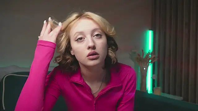 Snapshot of milasmiu chatting on February 12, 3:05 pm milasmiu online show from February 12, 3:05 pm