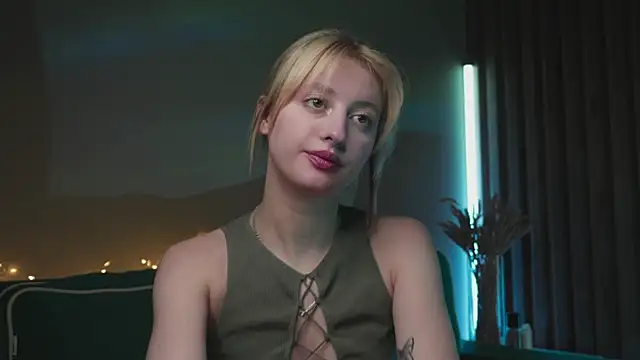 Snapshot of milasmiu chatting on February 18, 10:14 pm milasmiu online show from February 18, 10:14 pm